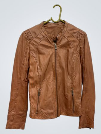 Braune Kunstlederjacke mit Reißverschlussdetails
