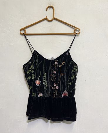 Schwarzes Samt-Cami mit floralen Stickereien