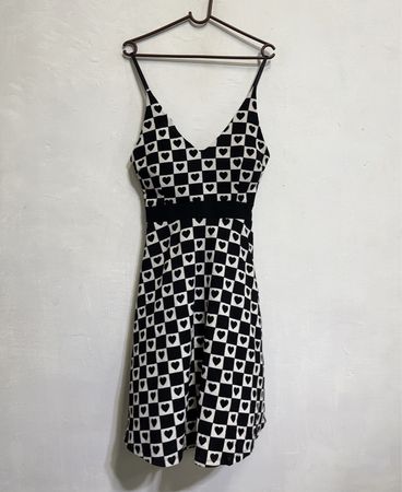 Schwarz-weiße karierte Kleid mit Herzen