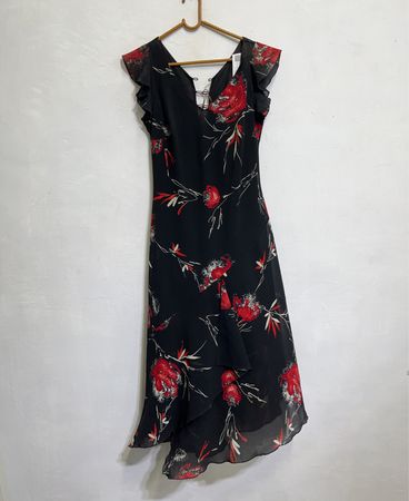 Schwarzes blumiges Druckkleid mit Rüschensäumen