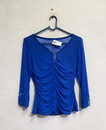 Blaues gerafftes Top mit Schmetterling-Strassverzierung