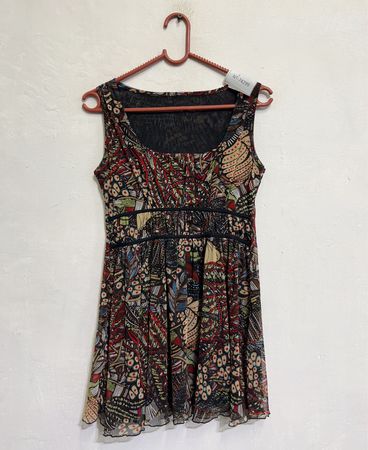 Ärmelloses Mini-Kleid mit abstraktem Druck