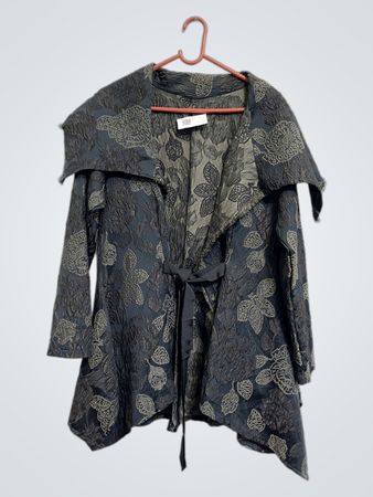 Schwarze und graue floral gemusterte Jacke mit offenem Vorderteil und Bindeband