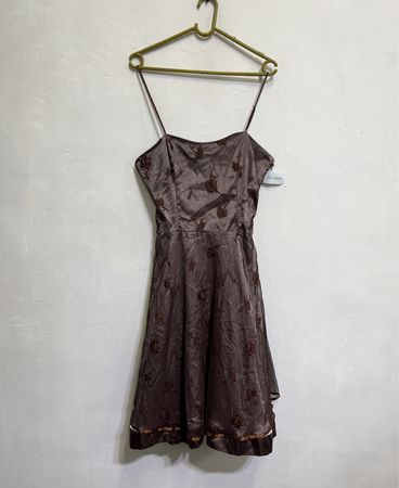 Braunes Kleid mit floralen Stickereien
