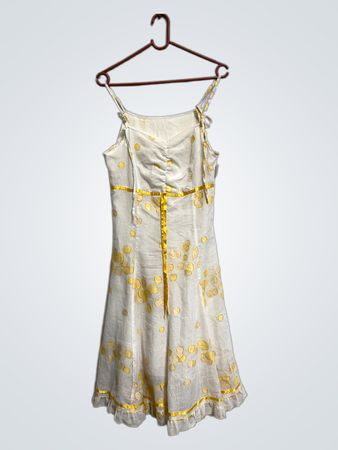 Weißes Kleid mit gelben Kreisen und gelbem Band