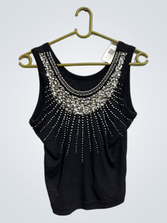 Schwarzes Tanktop mit Pailletten und Perlen