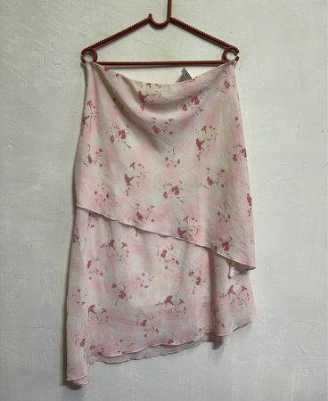 Rosa blumiger gestufter Rock