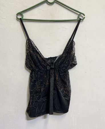 Schwarzes Spitzen-Camisole mit goldenem Blumenmuster