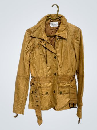 Braune Lederjacke mit Gürtel