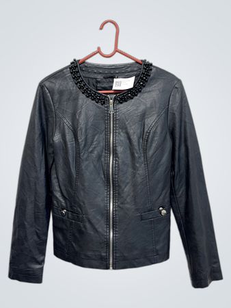 Schwarze Kunstlederjacke mit Perlenverzierung am Kragen