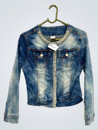 Jeansjacke mit Perlenverzierungen