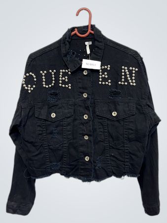 Schwarze Jeansjacke mit Nieten und "QUEEN"-Bespielung