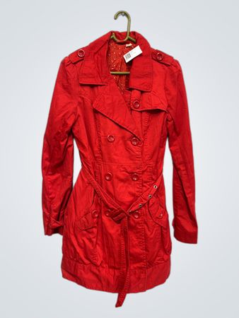 Roter Doppelreiher-Trenchcoat