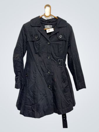 Süßer schwarzer Trenchcoat
