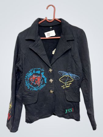 Schwarze Jacke mit gestickten Designs