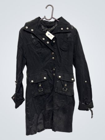 Schwarze Knopfjacke