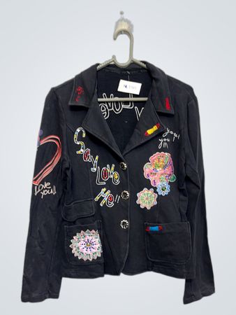 Schwarze Jacke mit "Say Love Me" und floralen Grafiken