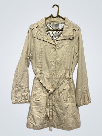 Beiger Trenchcoat mit Gürtel