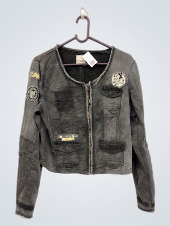 Cremfarbene Damen-Jacke aus grauem Denim mit Aufnähern