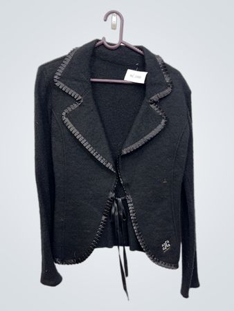Schwarze Jacke mit Bandbesatz