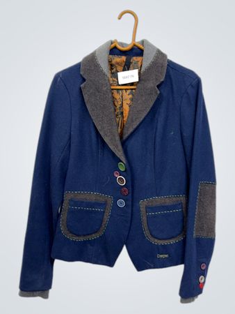 SIGN ON Blauer Wollblazer mit dekorativen Knöpfen und Patchwork-Details