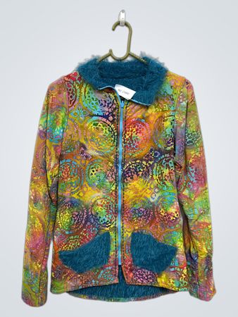 Buntes Batik-Druckjackett mit türkisfarbener Fellverzierung