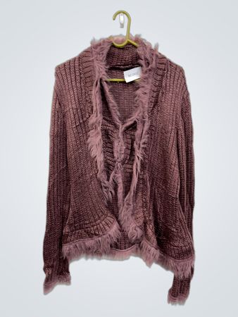 Lila Strickjacke mit Pelzbesatz