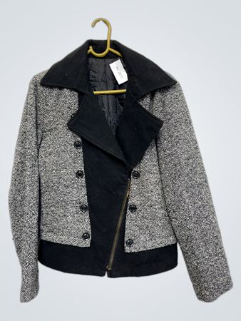 Schwarze und graue strukturierte Jacke