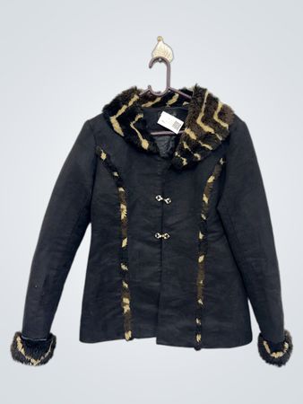 Schwarze Jacke mit Kunstfellbesatz