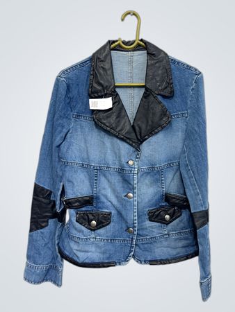 Denimjacke mit schwarzen Kunstlederakzenten