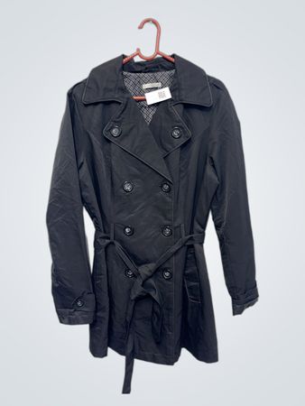 Schwarzer doppelt gearbeiteter Trenchcoat