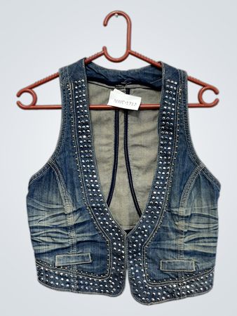 Denimweste mit Nieten