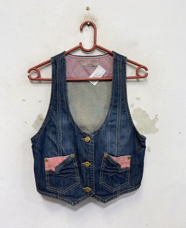 Manoukian Denim-Weste mit rot-weißer gestreifter Fütterung