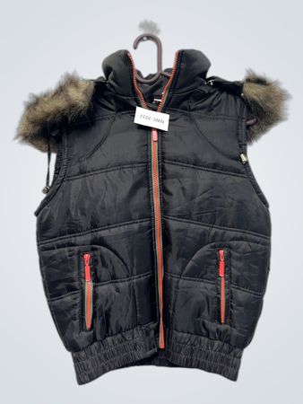Schwarze wattierte Weste mit Fellkapuze
