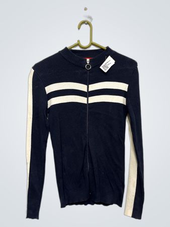 Twist Zip-Up Sweater mit weißen Streifen