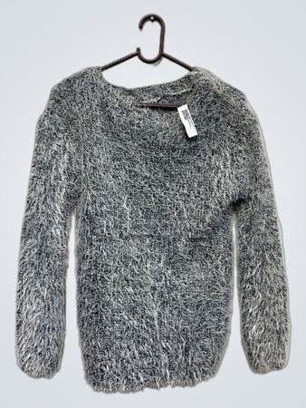 Grauer flauschiger Pullover
