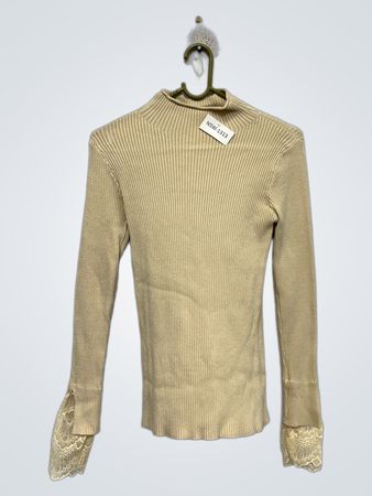 Beiger gerippter Rollkragenpullover mit Spitzenärmeln