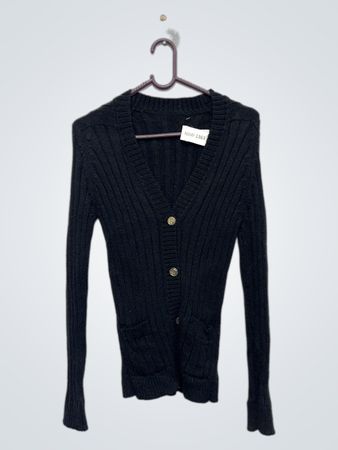 Schwarzer gerippter Cardigan mit goldenen Knöpfen