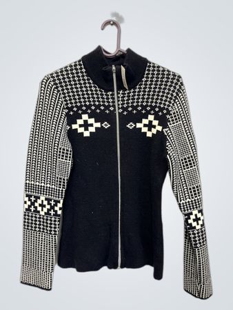Schwarzer und weißer gemusterter Reißverschluss-Pullover