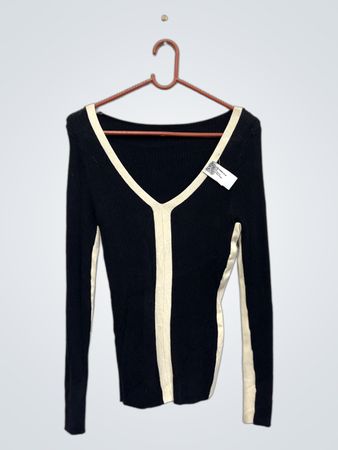 Schwarzer und cremefarbener gerippter Langarmpullover