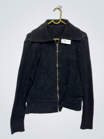 Schwarze Zip-Jacke mit gerippten Ärmeln und Kragen