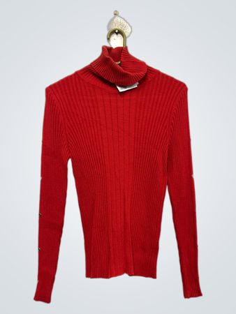 Roter gerippter Rollkragenpullover mit Knopfdetaill