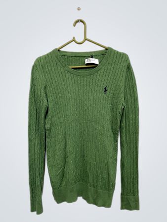 Grüner Kabelstrickpullover mit Polo-Logo