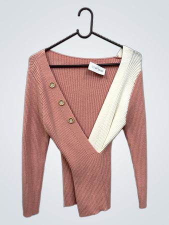 Rosa und weißer gerippter Strickpullover mit Knöpfen