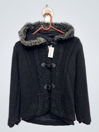 VYNIL FRAISE Schwarze Strickjacke mit Kapuze und Fellbesatz