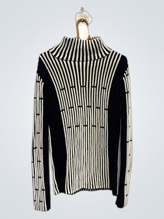 Schwarz-weißer gestreifter Rollkragenpullover