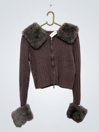 Brauner Kabelstrick-Cropped-Cardigan mit Faux-Fur-Kragen und -Manschetten