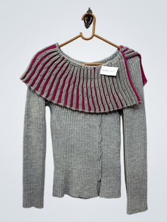 Grau gerippter Langarmpullover mit pinkem und grauem Rüschensaum