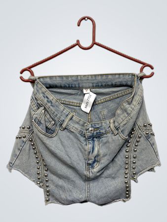 Jeansshorts mit Nieten