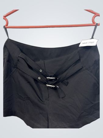Schwarze Shorts mit Schnallendetail